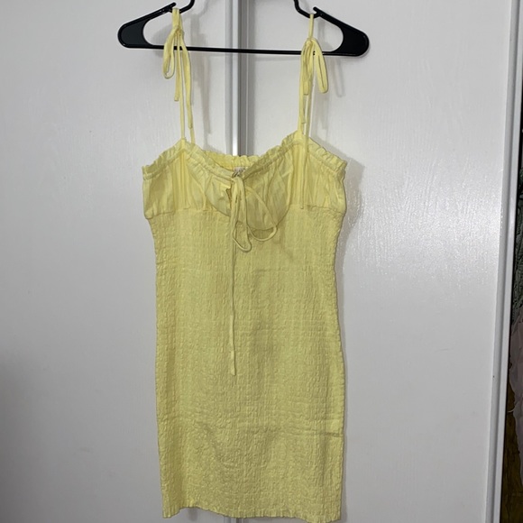 Yellow dress 🌙 - Picture 3 of 4